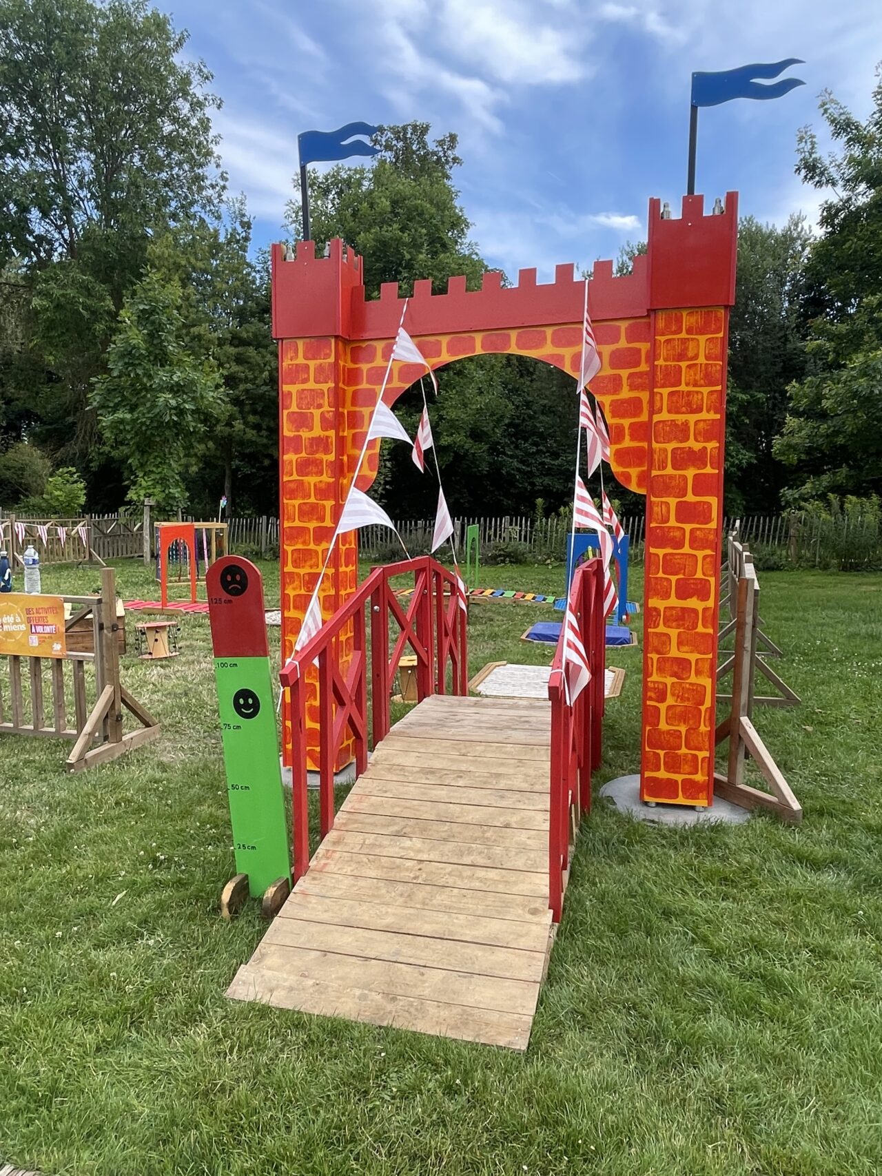parcours de grimpe pour bébés avec chateau