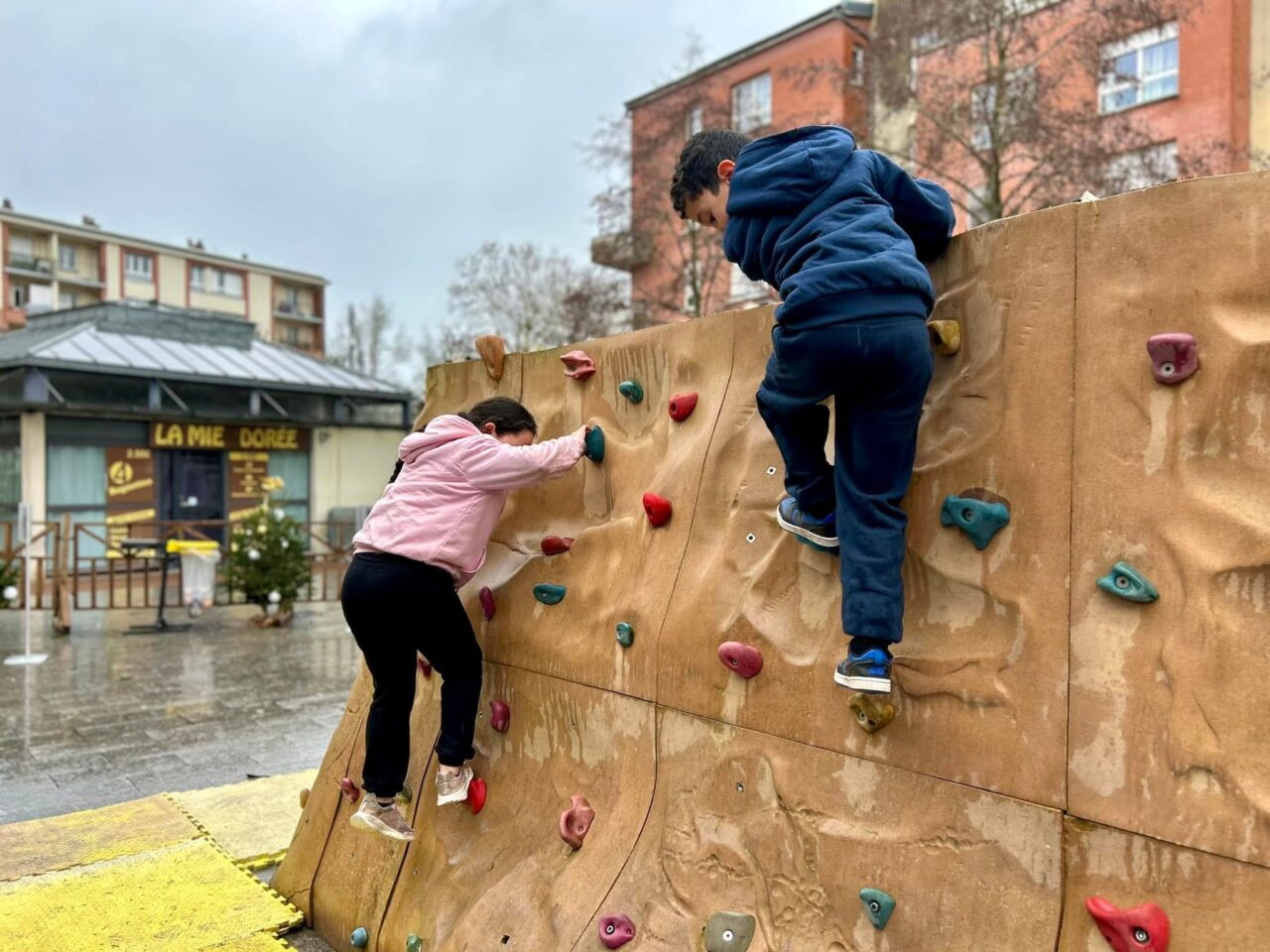 bloc d'escalade pour jeunes enfants
