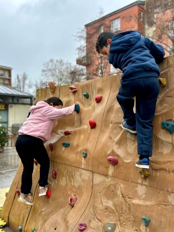 bloc d'escalade pour jeunes enfants