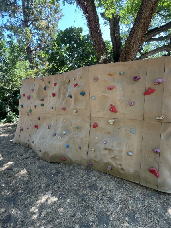 bloc d'escalade pour jeunes enfants