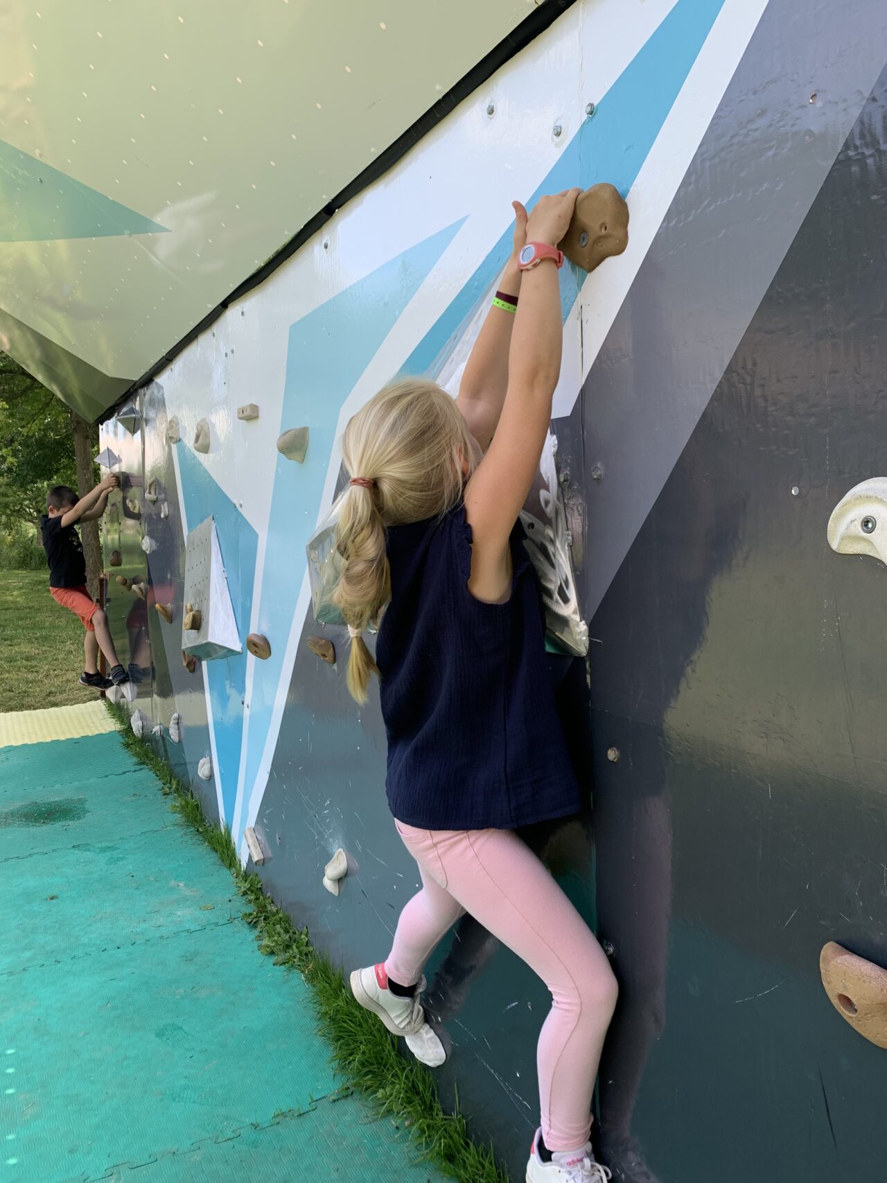enfant escaladant le bloc d'escalade XXL