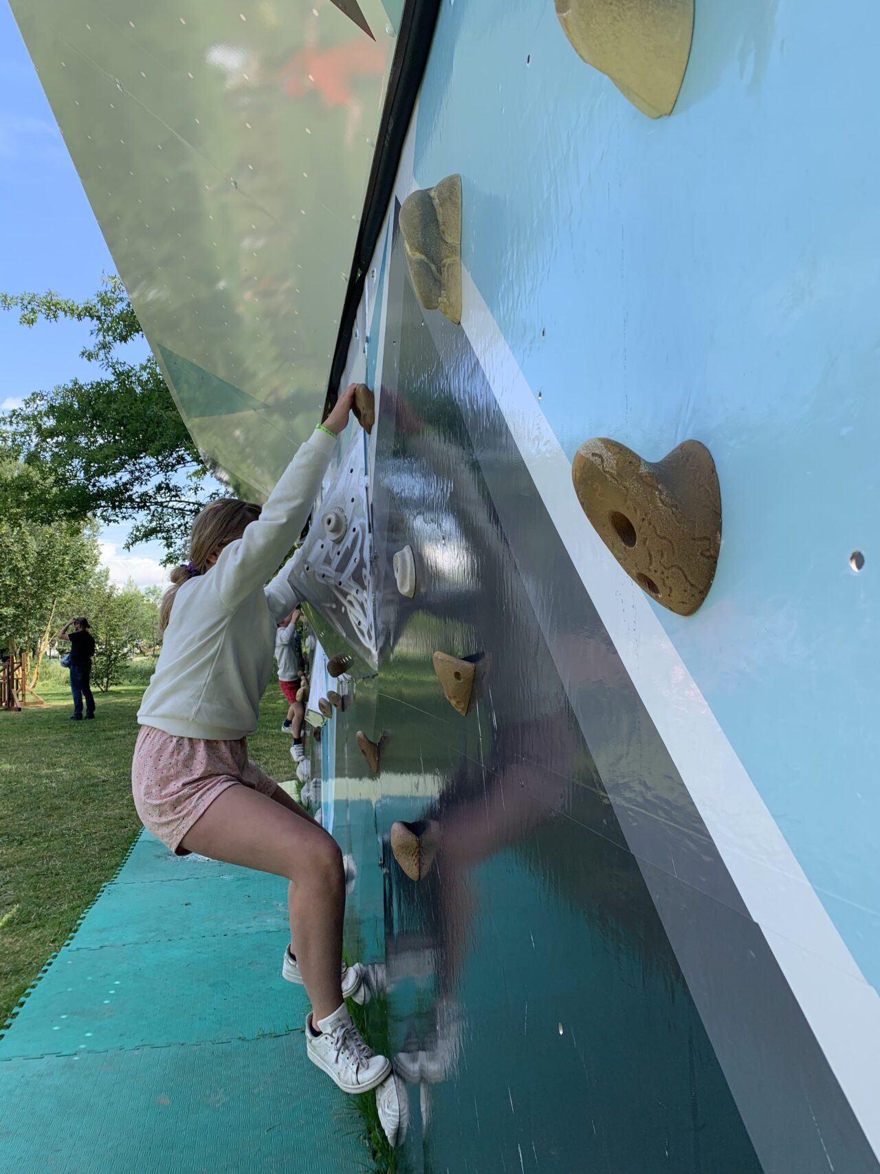 enfant escaladant le bloc d'escalade XXL