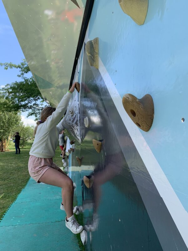 enfant escaladant le bloc d'escalade XXL