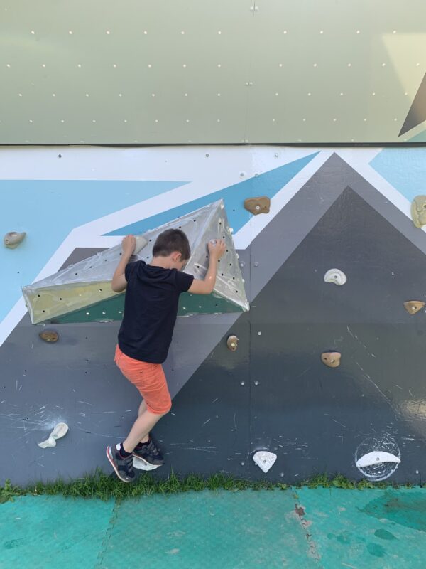 enfant escaladant le bloc d'escalade XXL