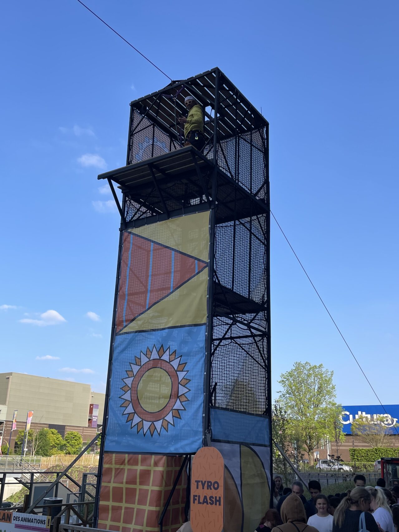 installation de la tour ludique avec tyrolienne