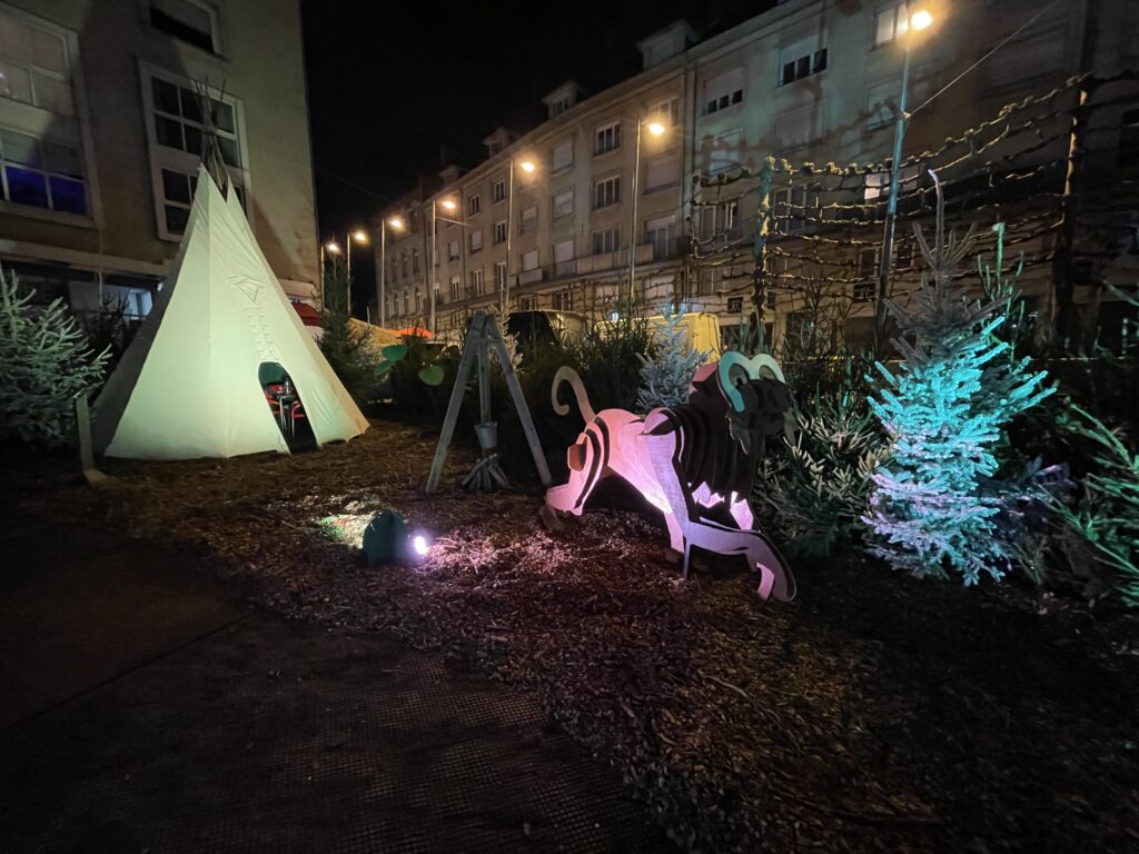 photo par nuit de la scénographie au marché de Noël d'Amiens dans