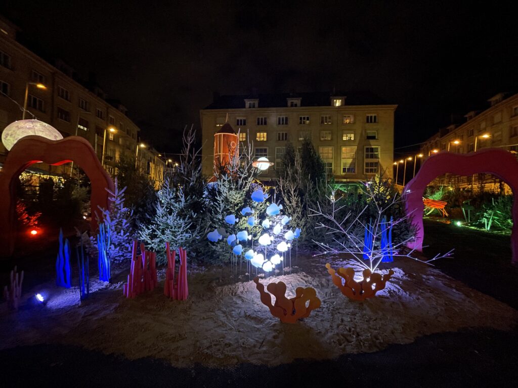 photo par nuit de la scénographie au marché de Noël d'Amiens dans