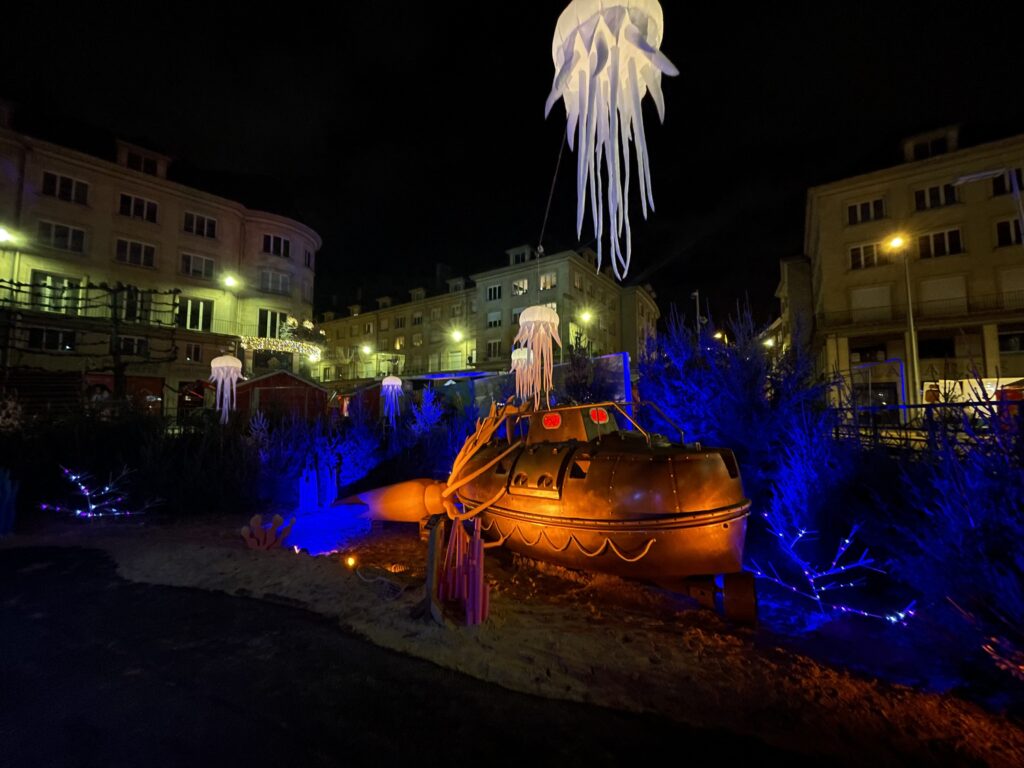 photo de nuit de la scénographie au marché de Noël d'Amiens dans