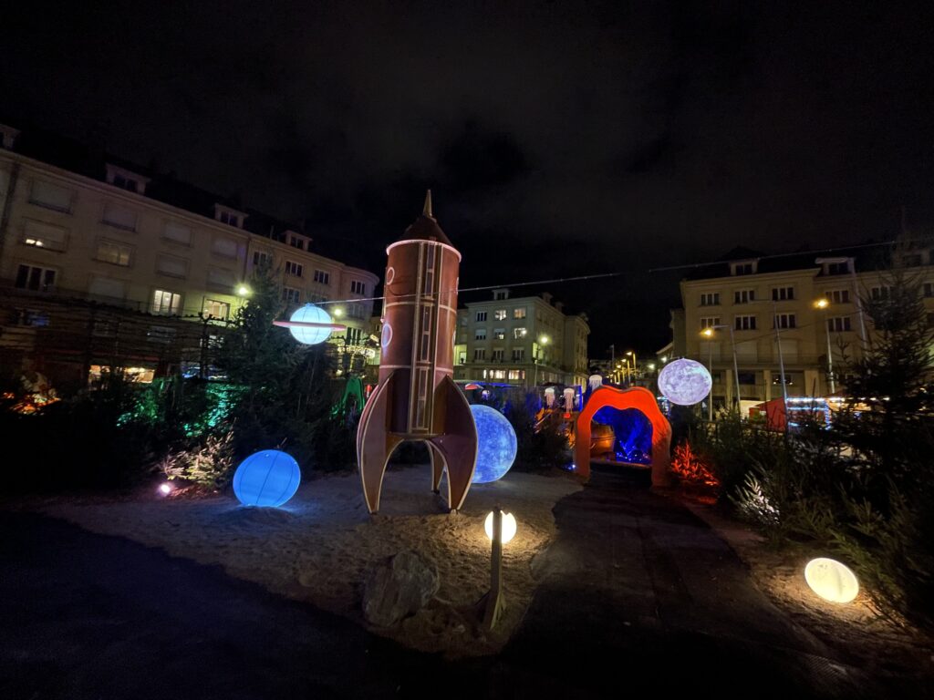 photo de nuit de la scénographie au marché de Noël d'Amiens dans