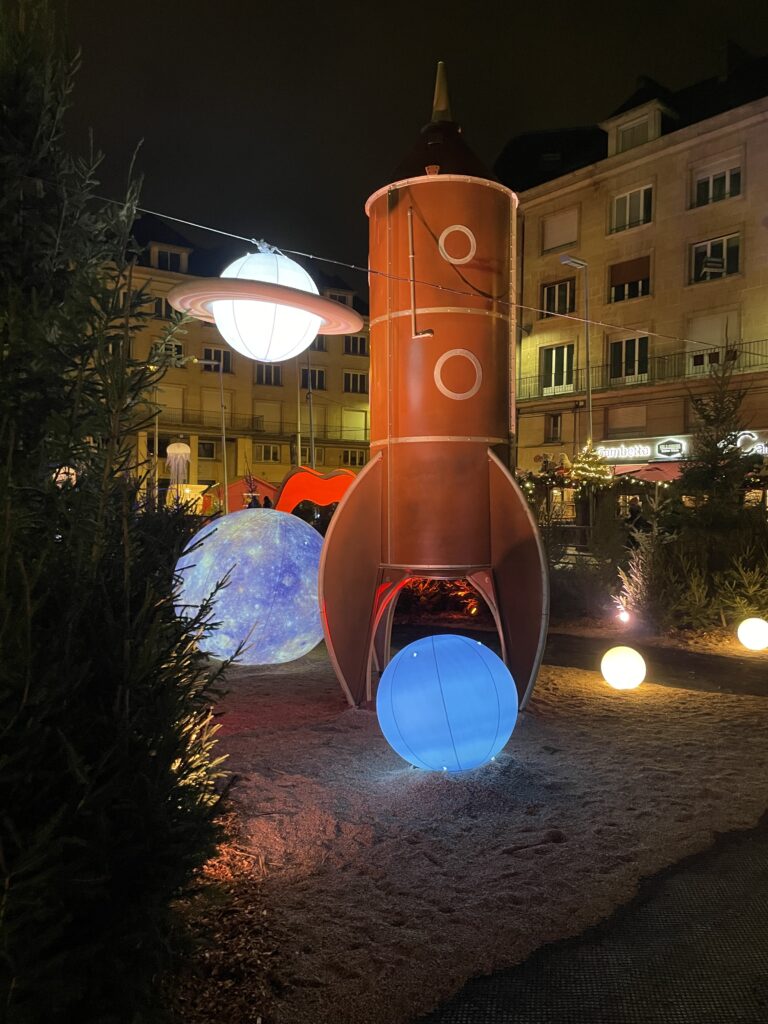 photo de nuit de la scénographie au marché de Noël d'Amiens dans