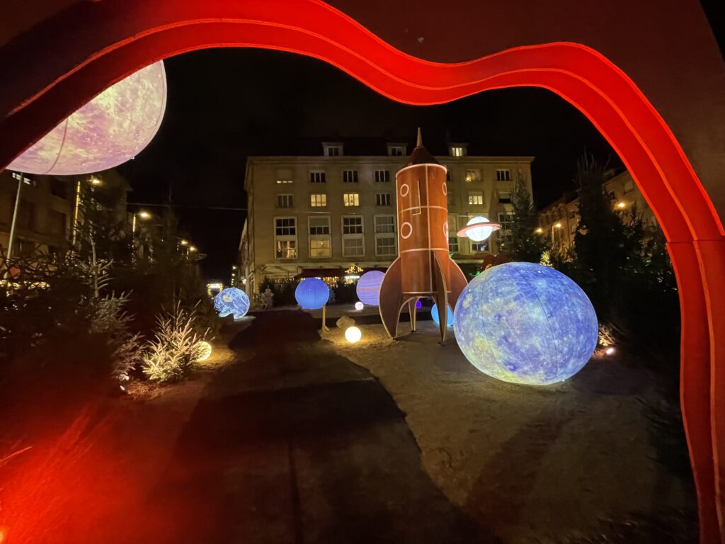 photo de nuit de la scénographie au marché de Noël d'Amiens dans