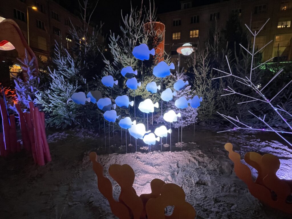 photo de nuit de la scénographie au marché de Noël d'Amiens dans