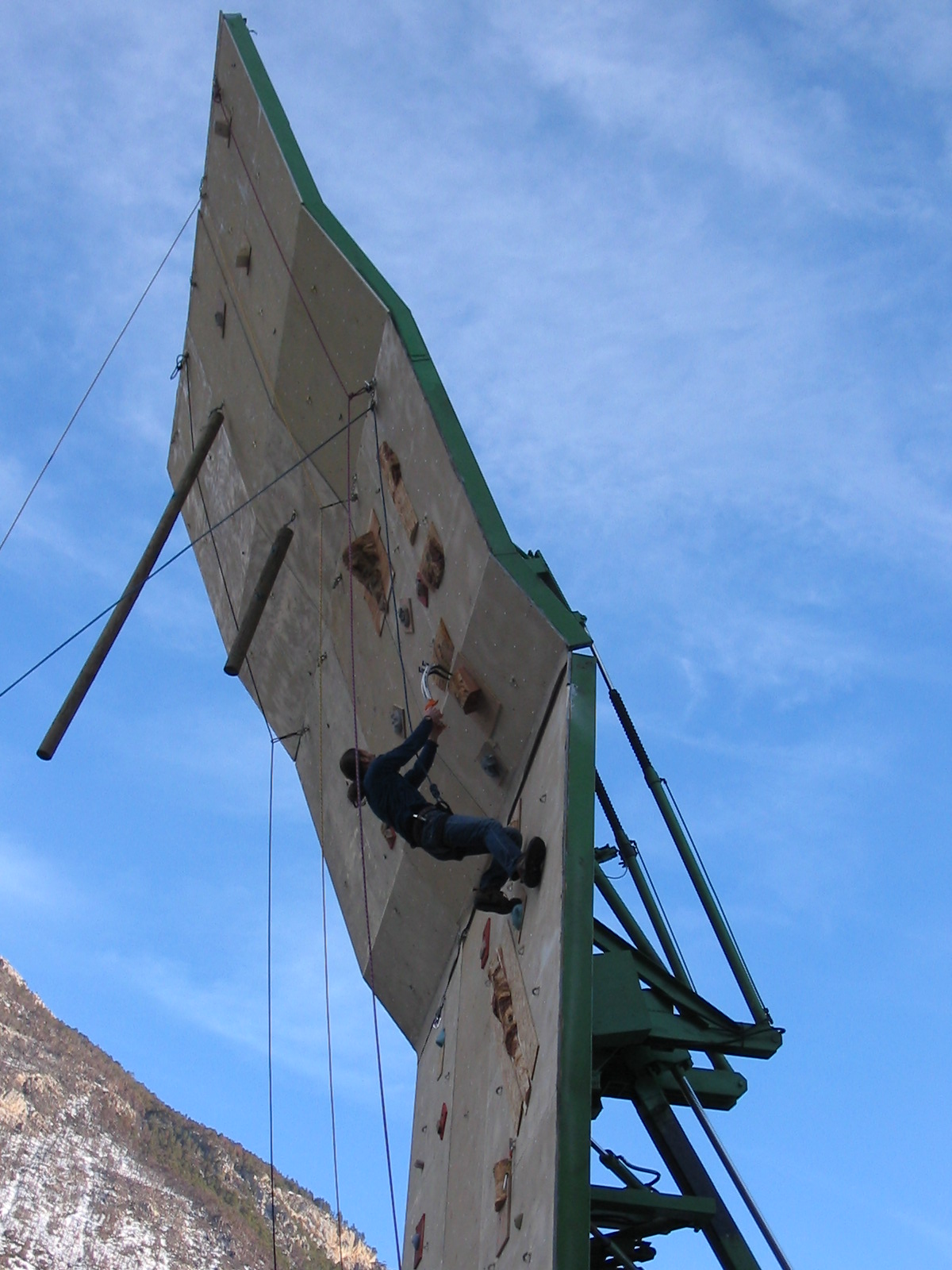 personnes en train d'escalader le mur everest