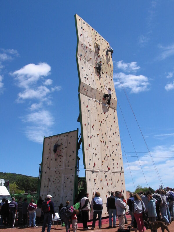 personnes en train d'escalader le mur everest