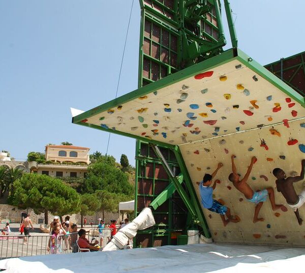 personnes en train d'escalader le mur everest