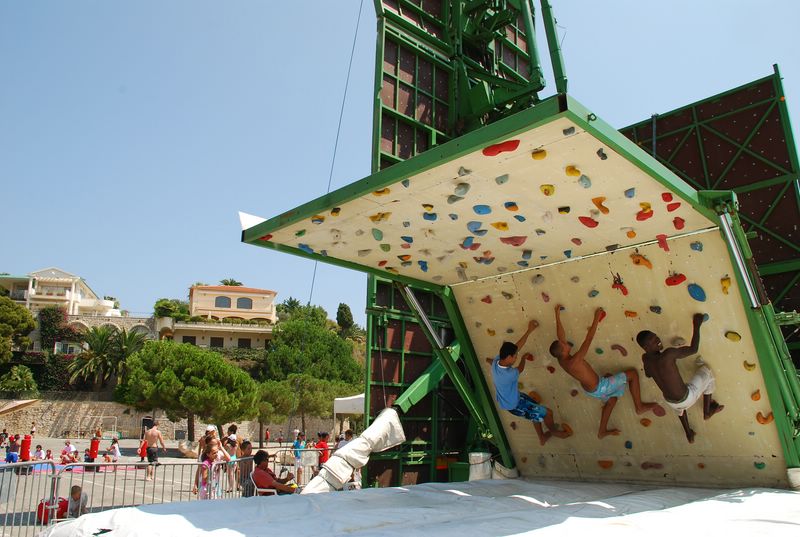 personnes en train d'escalader le mur everest