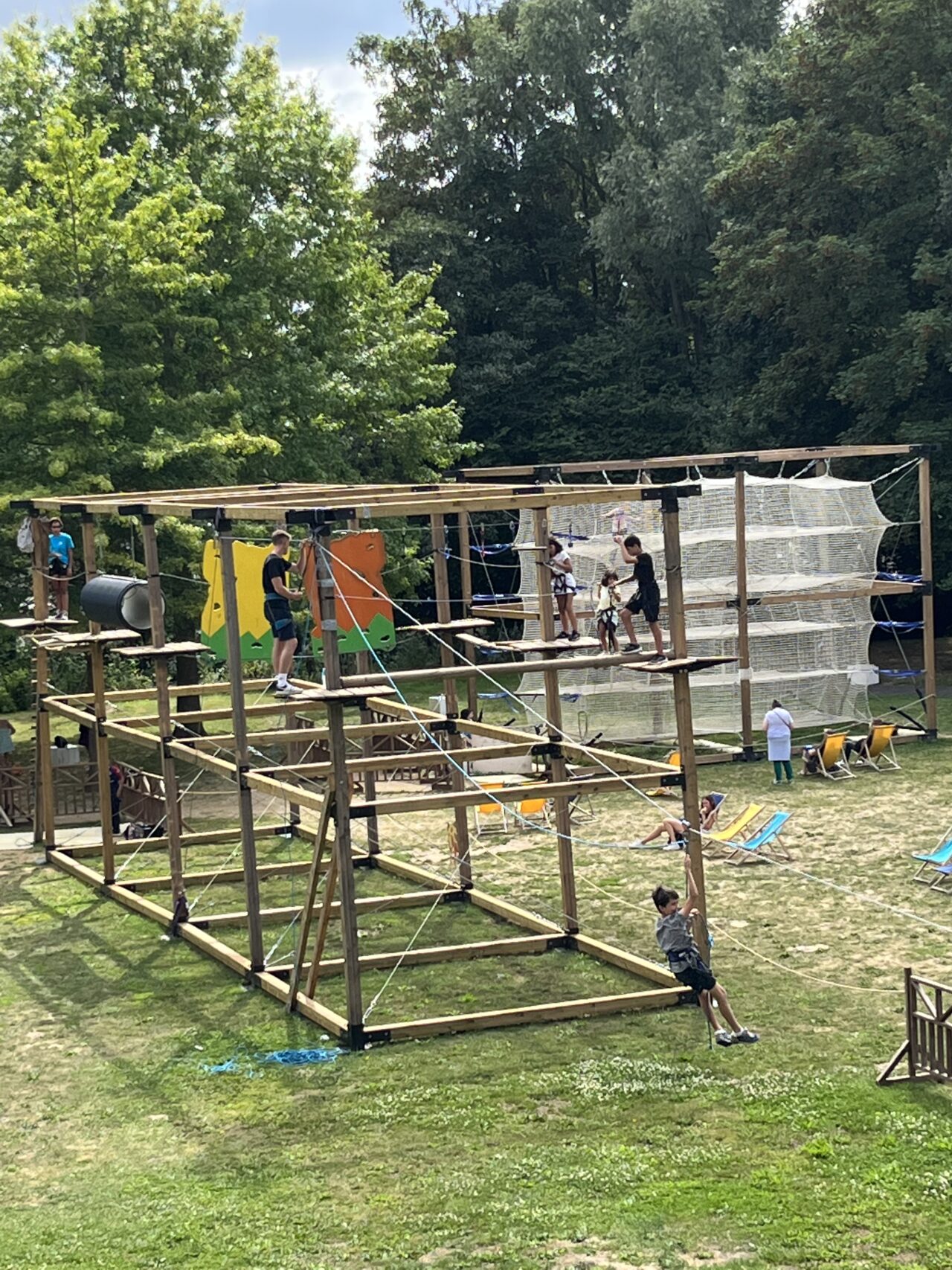 enfant parcourant le parcours aventure XXL