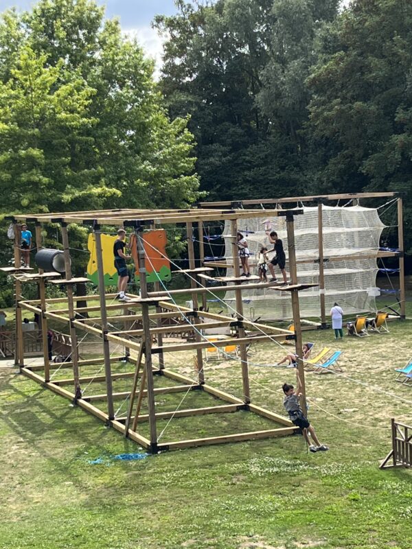enfant parcourant le parcours aventure XXL