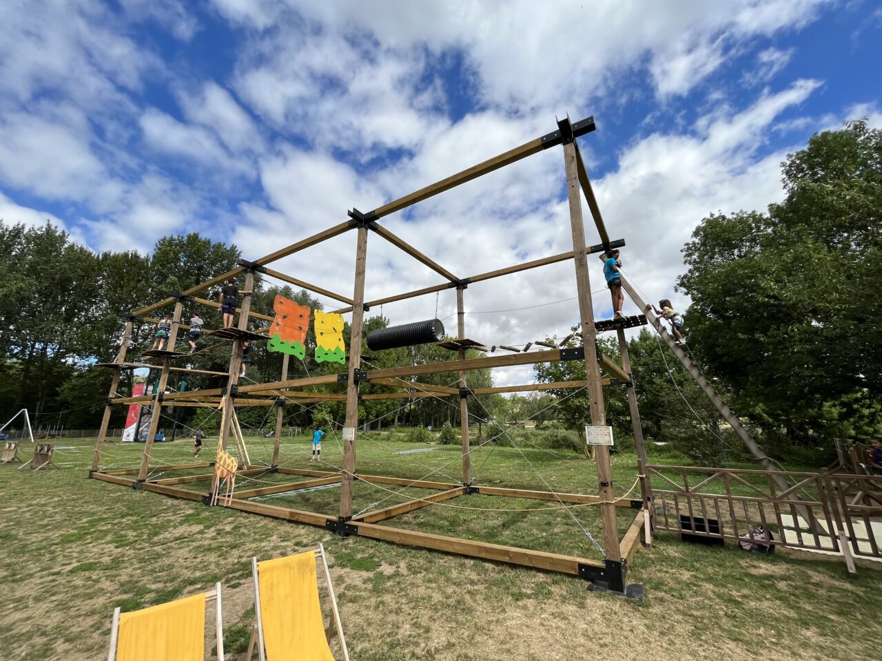 enfant parcourant le parcours aventure XXL