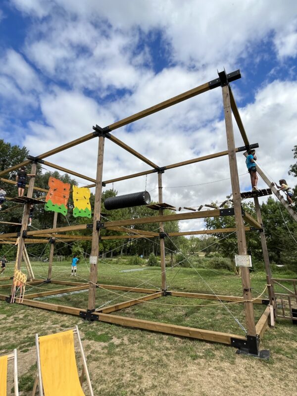 enfant parcourant le parcours aventure XXL
