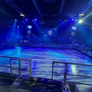 patinoire de glace en intérieur avec éclairage bleu