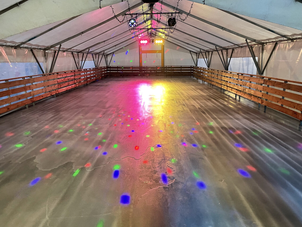 patinoire de glace avec projections lumineuses