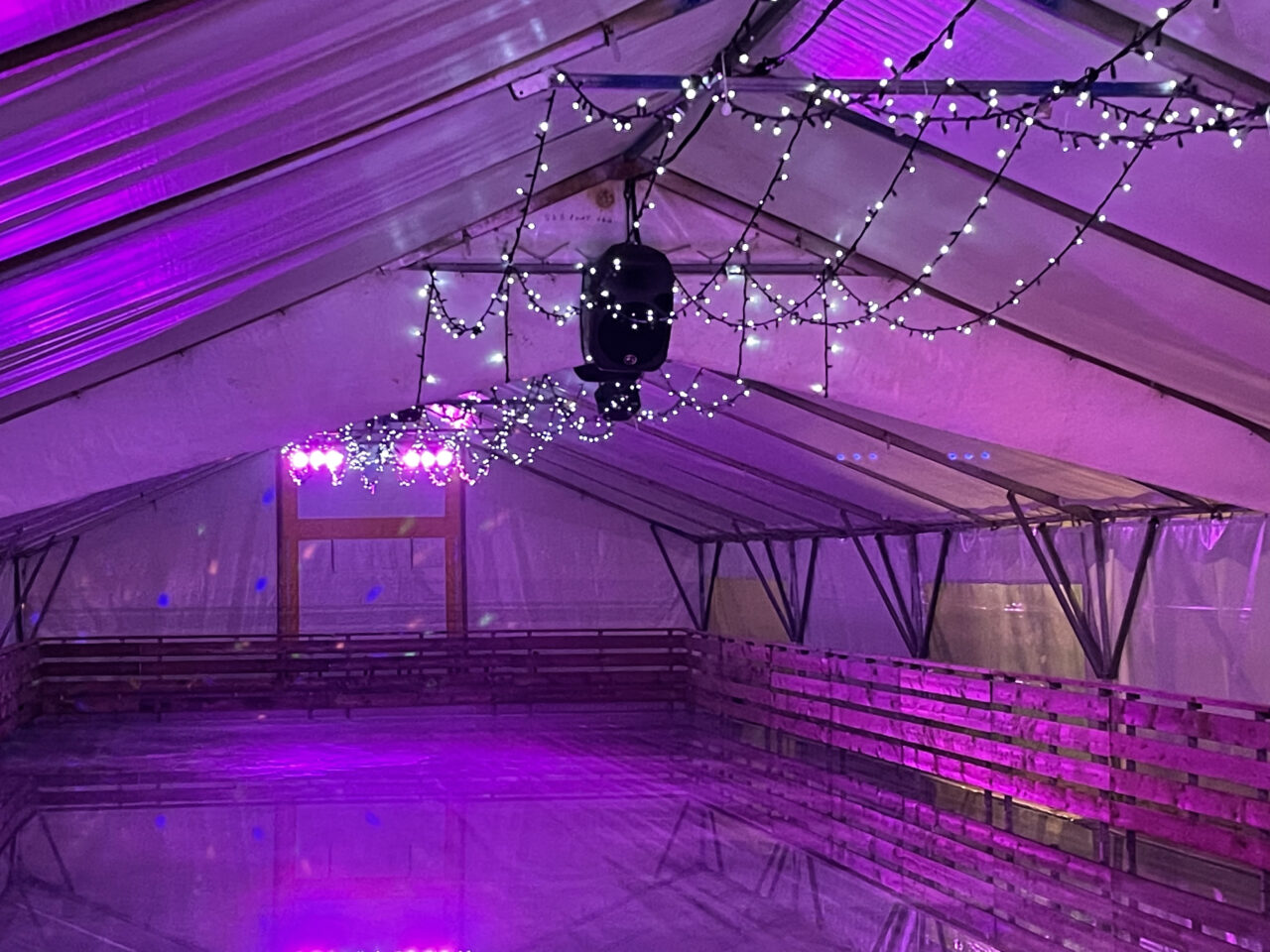 patinoire de glace avec projections lumière de couleurs