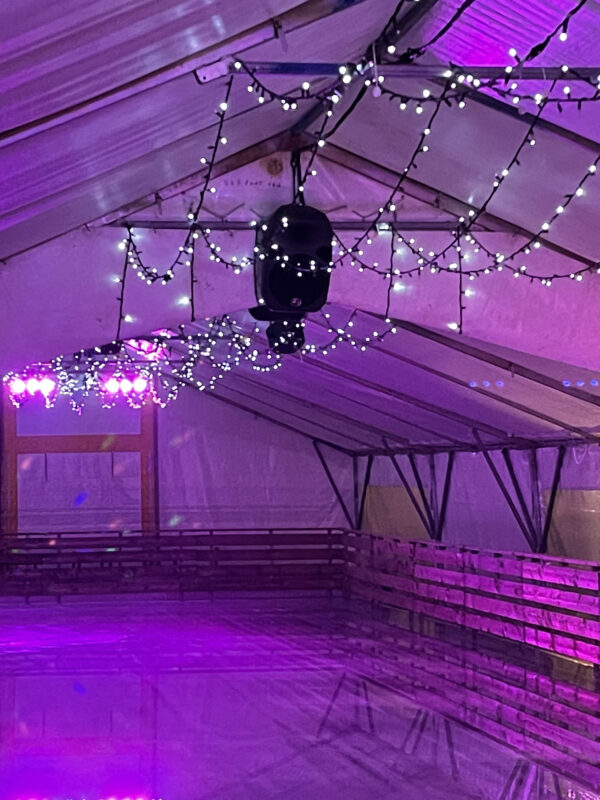 patinoire de glace avec projections lumière de couleurs