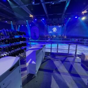 patinoire de glace en intérieur avec éclairage bleu