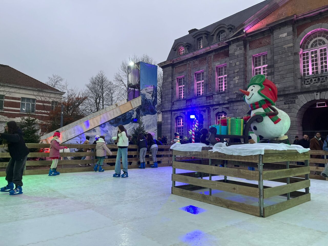 patinoire synthétique avec décor d'hiver