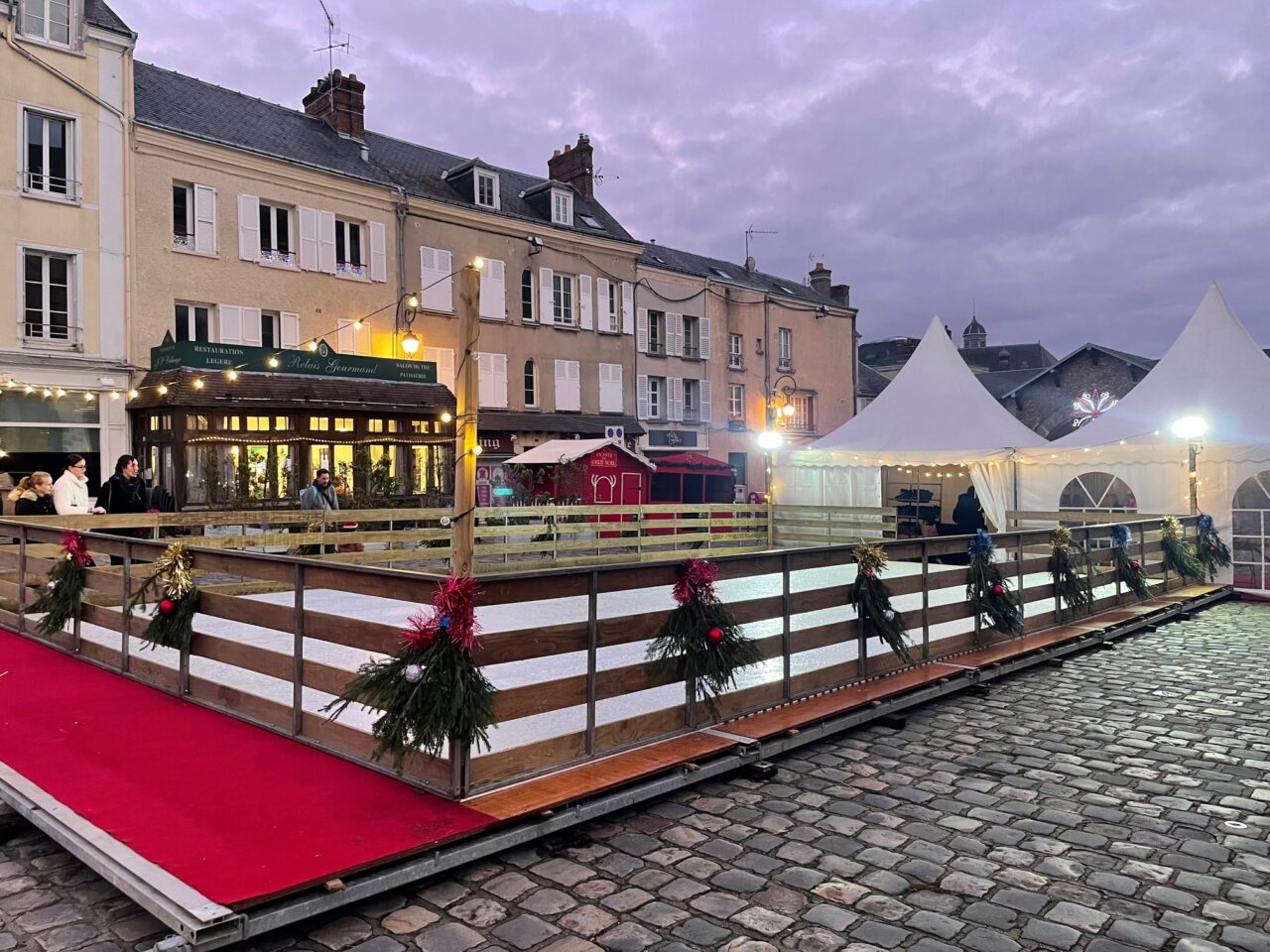 patinoire synthétique avec décor de Noël