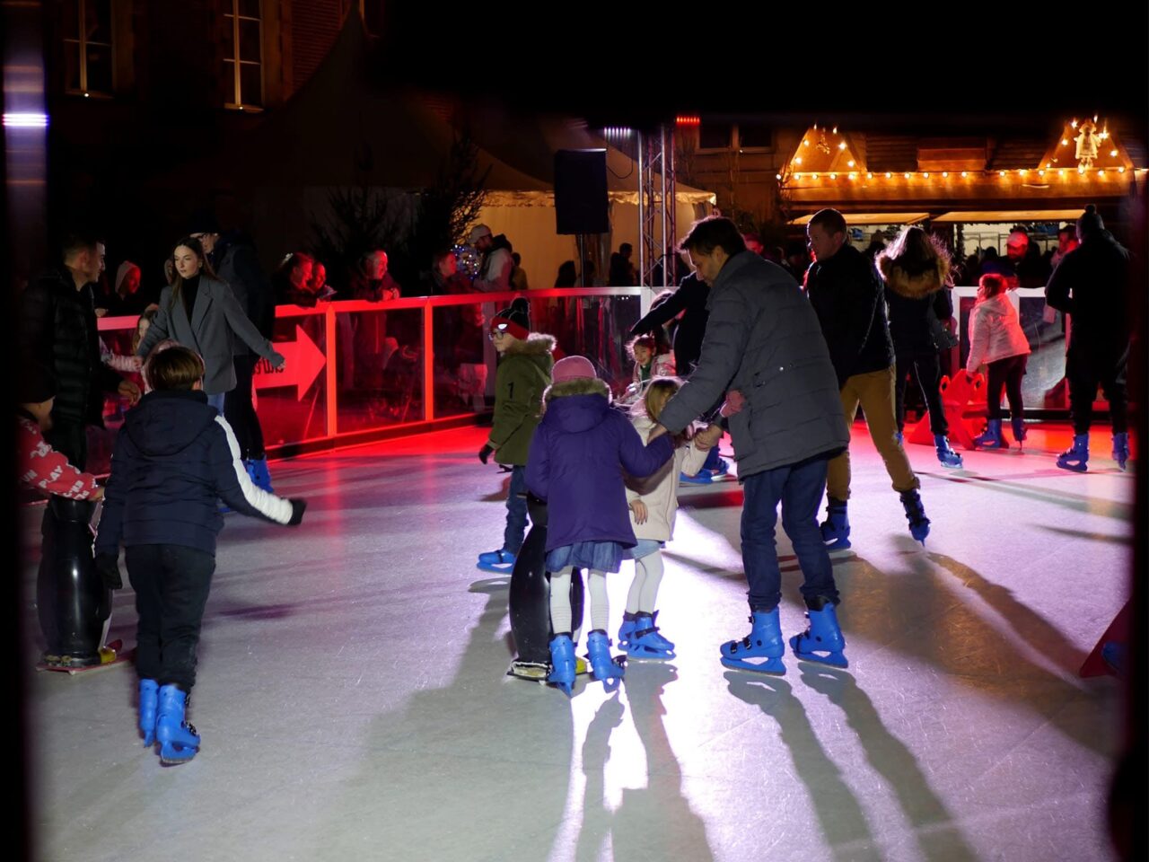 personnes sur patinoire synthetique