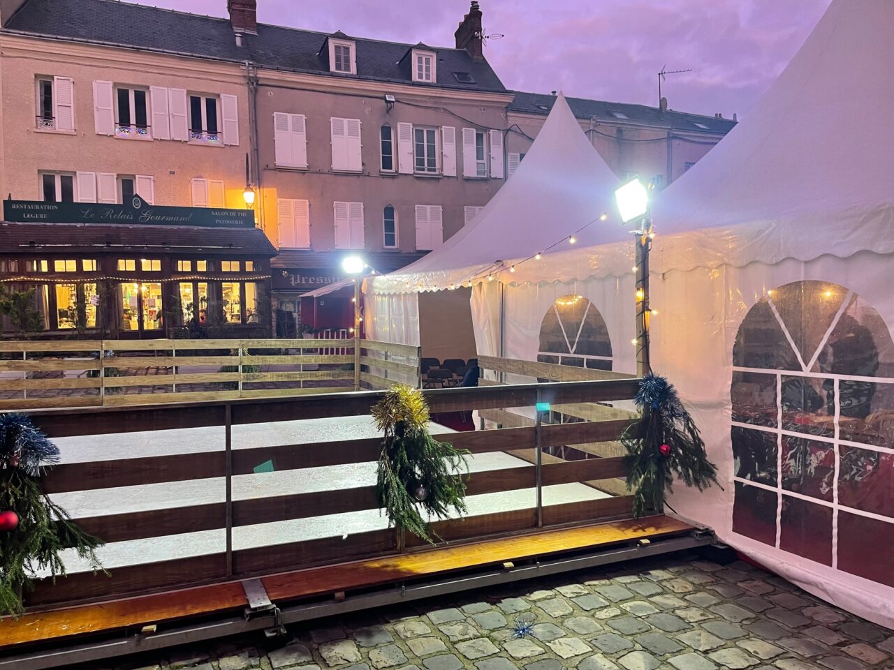 patinoire synthétique avec décor de Noël