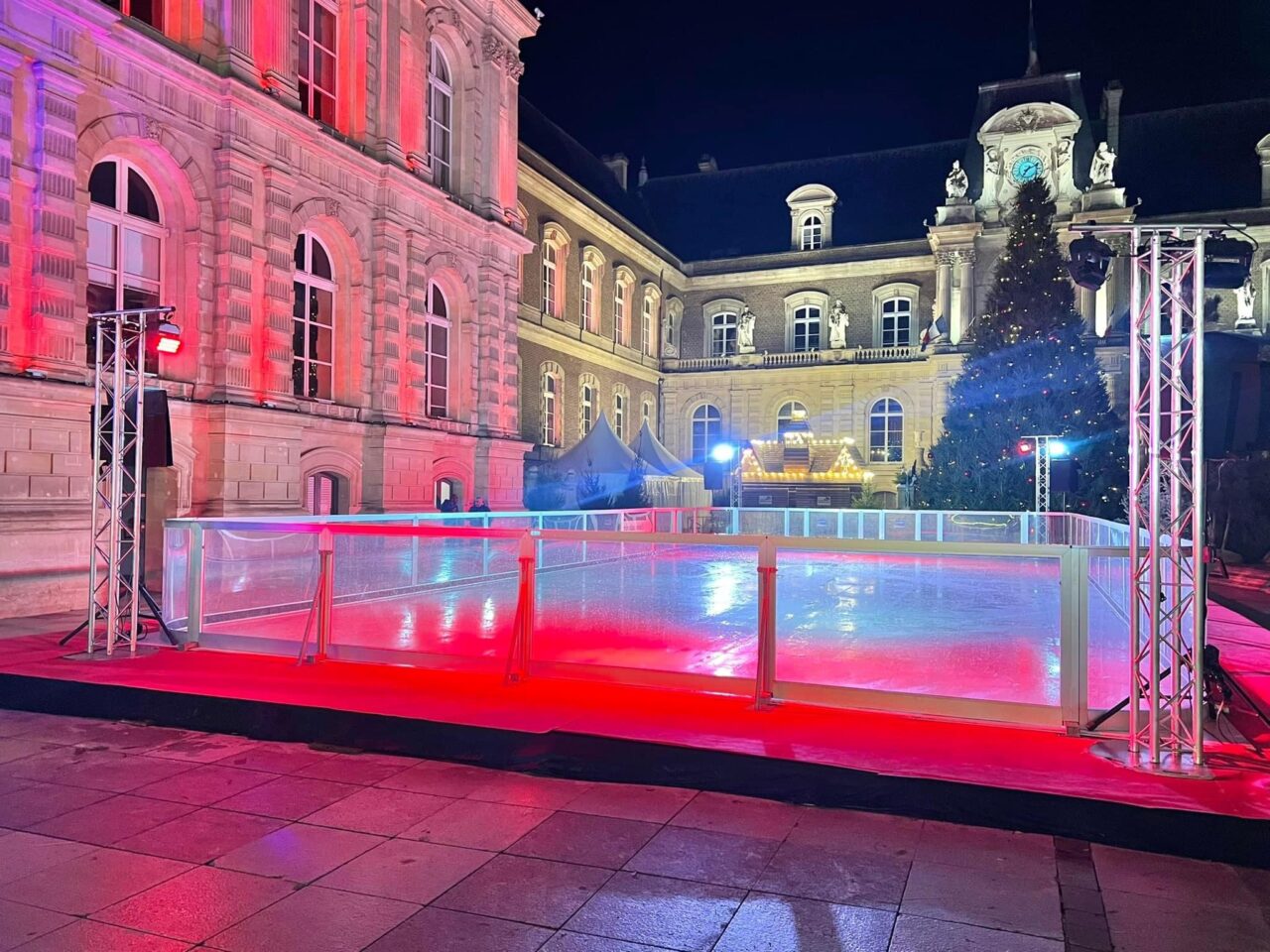patinoire synthétique avec décor de Noël et éclairage LED