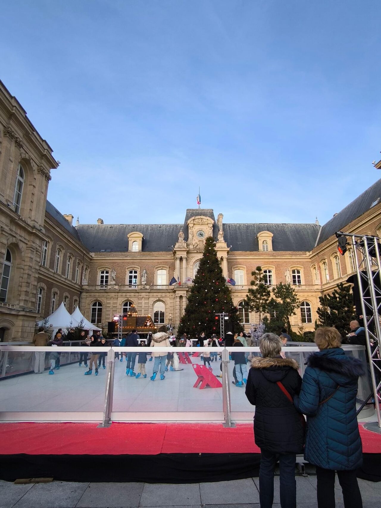 patinoire synthétique avec décor de Noël