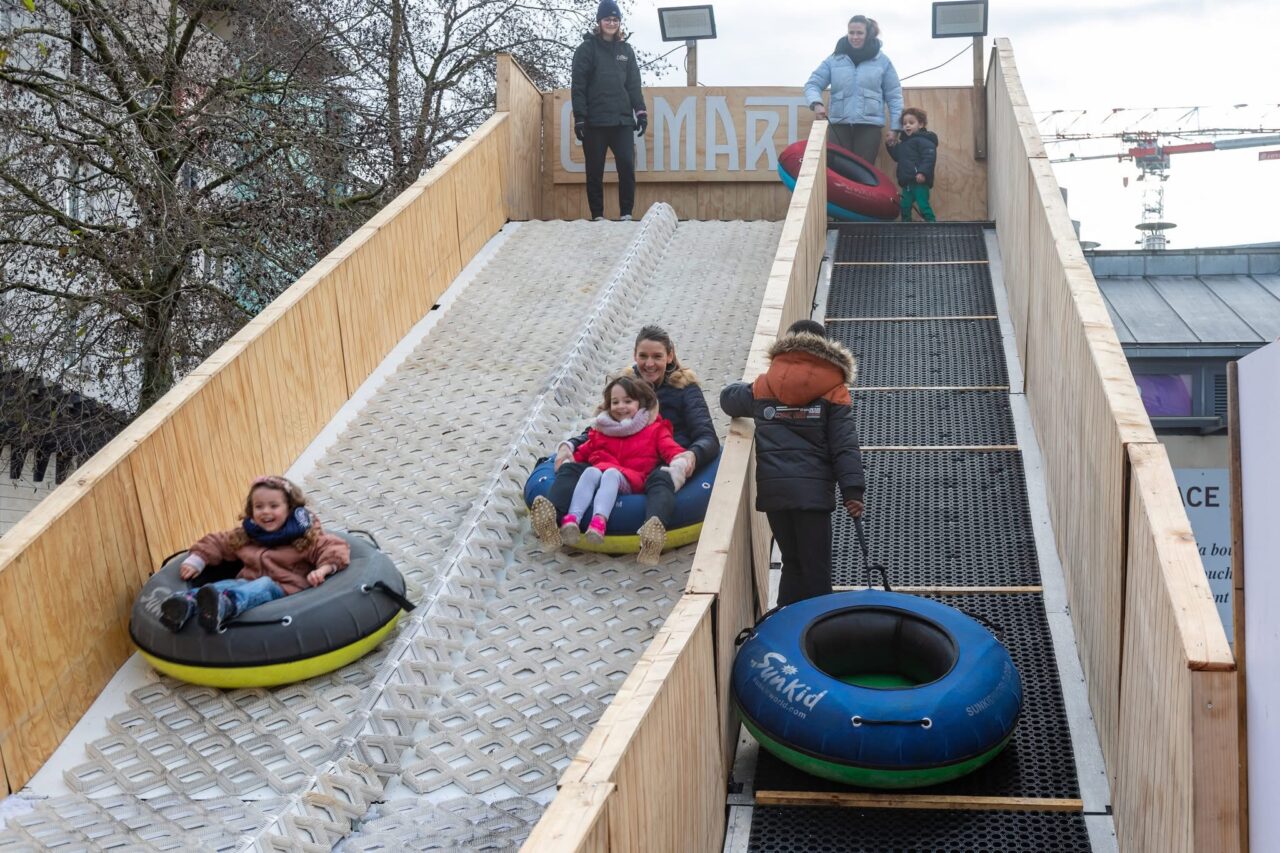 enfants descendant la piste de luge
