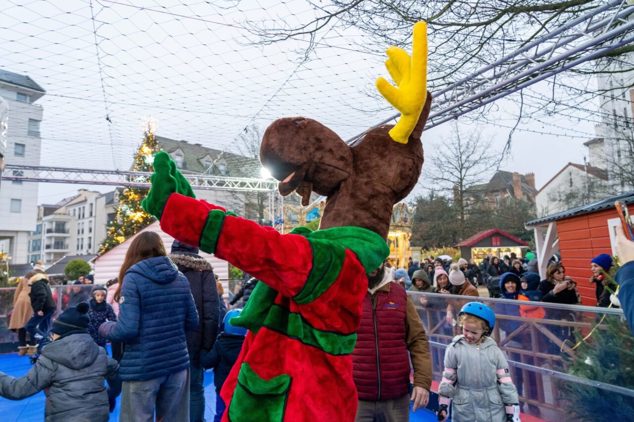 Mascotte renne sur la piste de roller