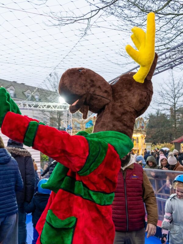 Mascotte renne sur la piste de roller
