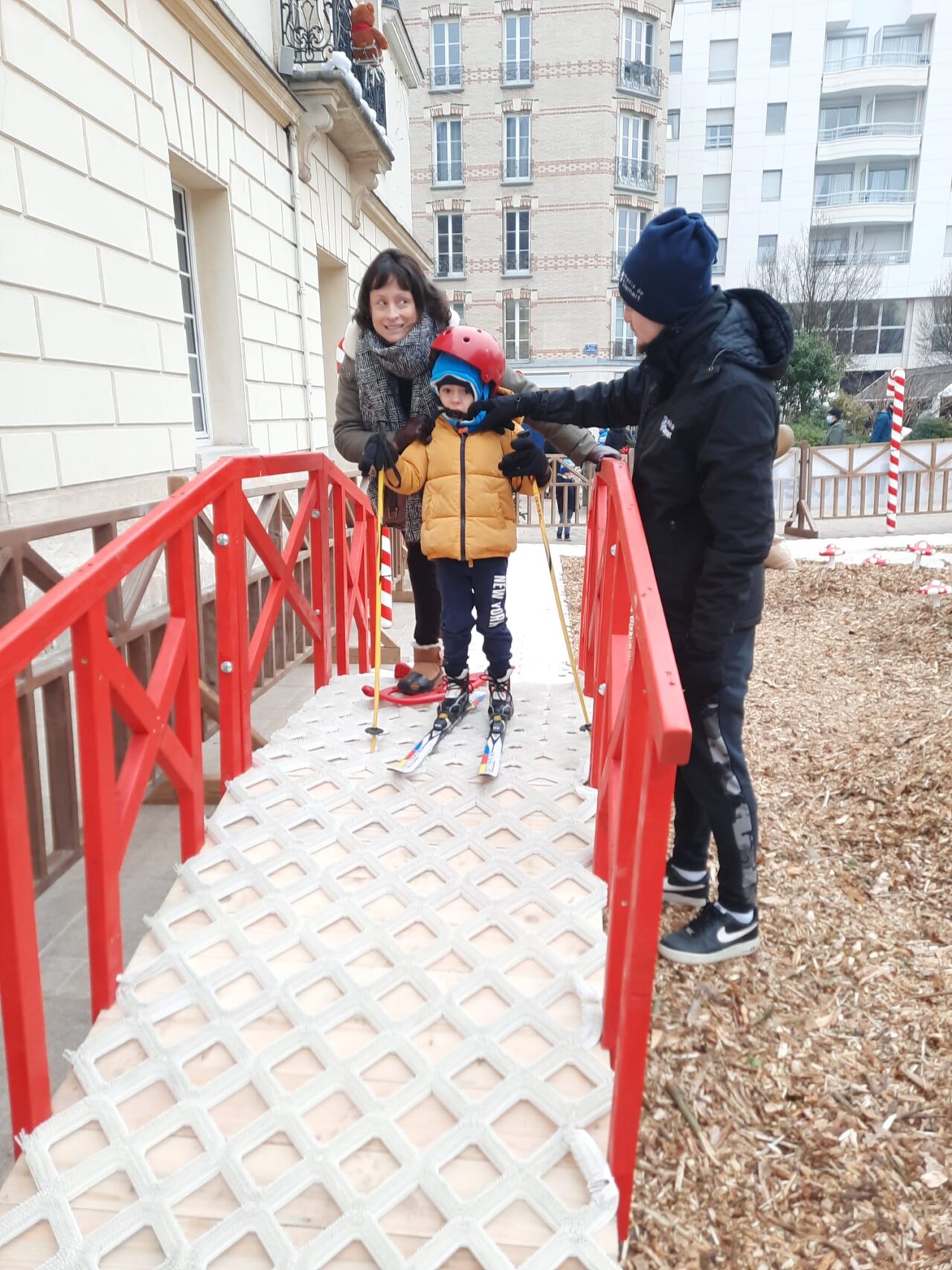 enfant pratiquant du ski de fond