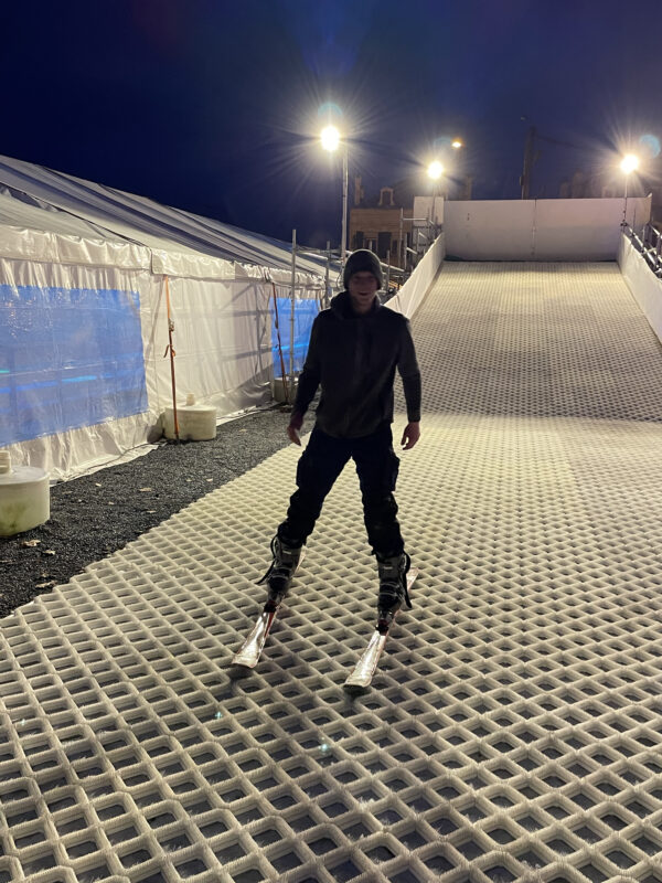 piste de ski alpin avec skieur