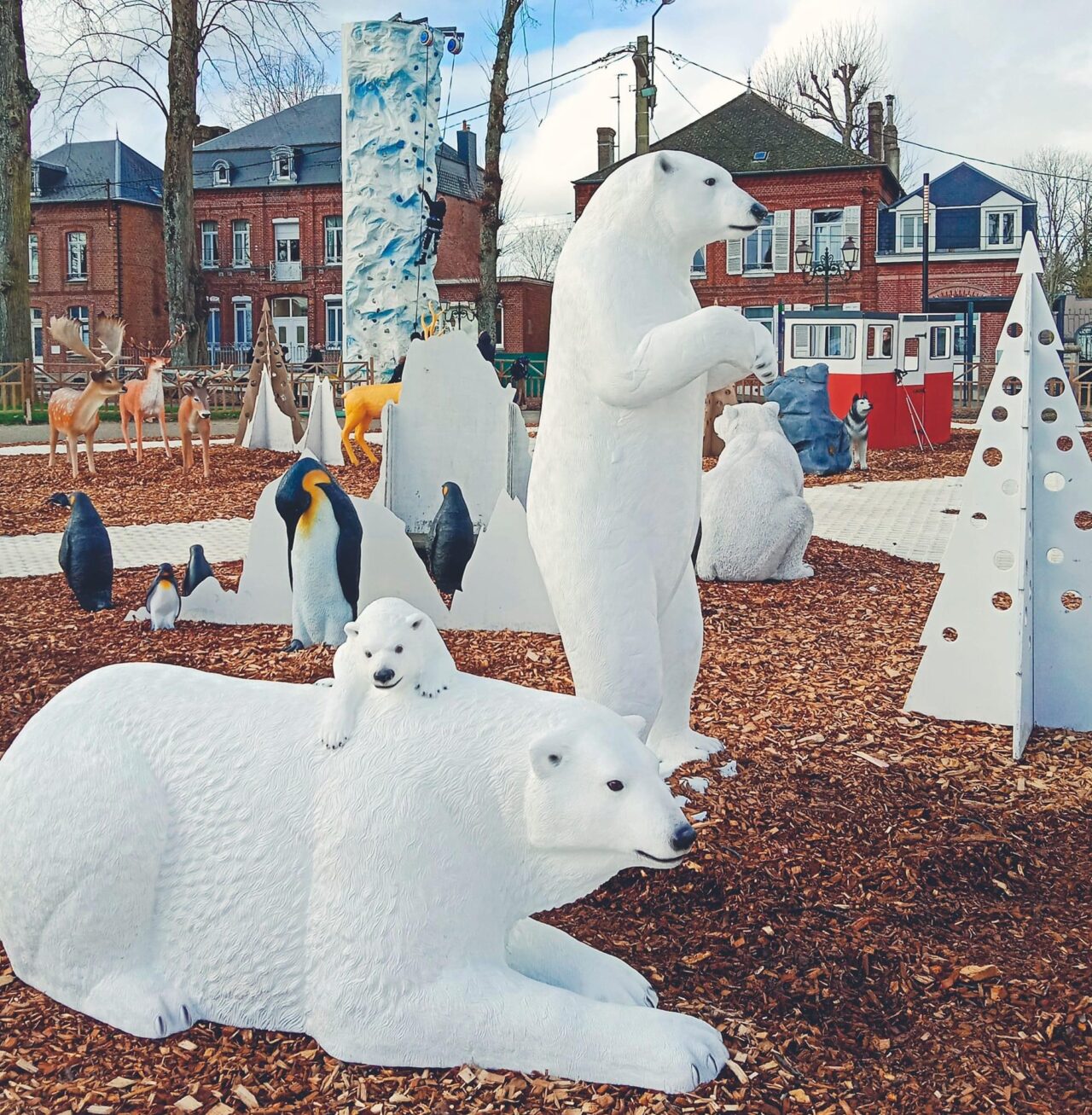 décor avec sapins et ours blanc