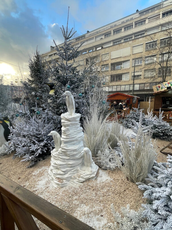 décor de banquise avec sapins et pingouins
