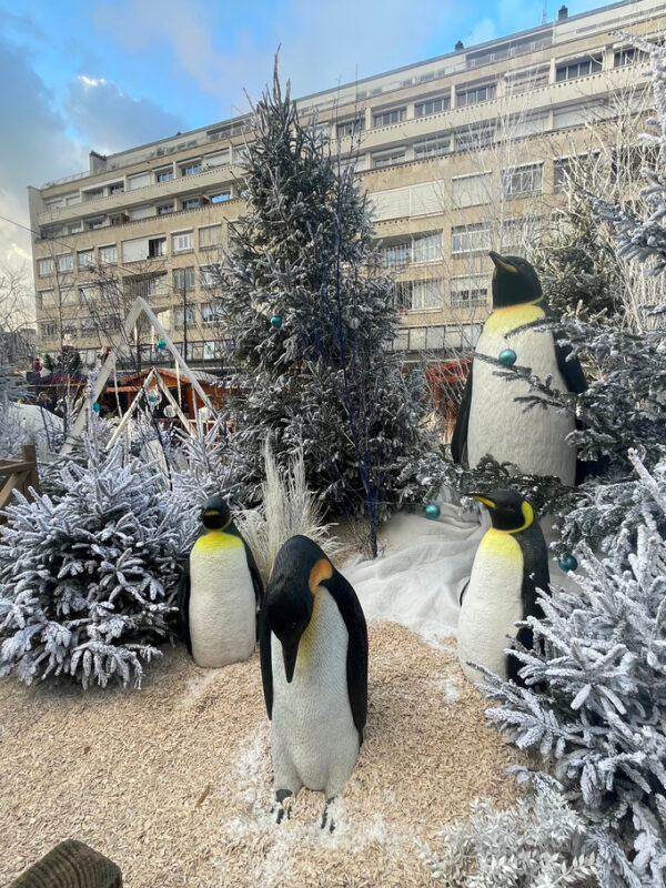 décor de banquise avec sapins et pingouins