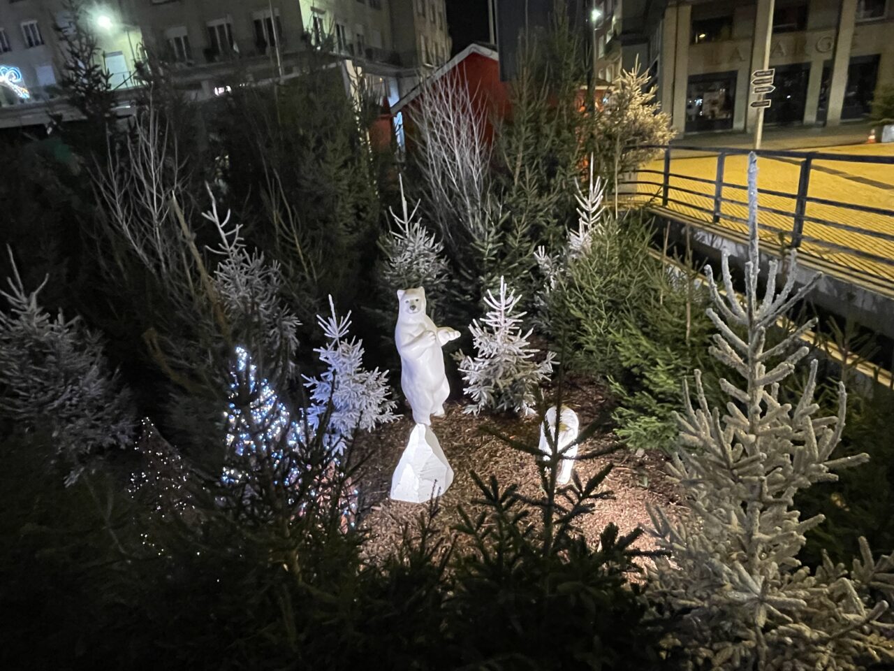 décor avec sapins et ours blanc