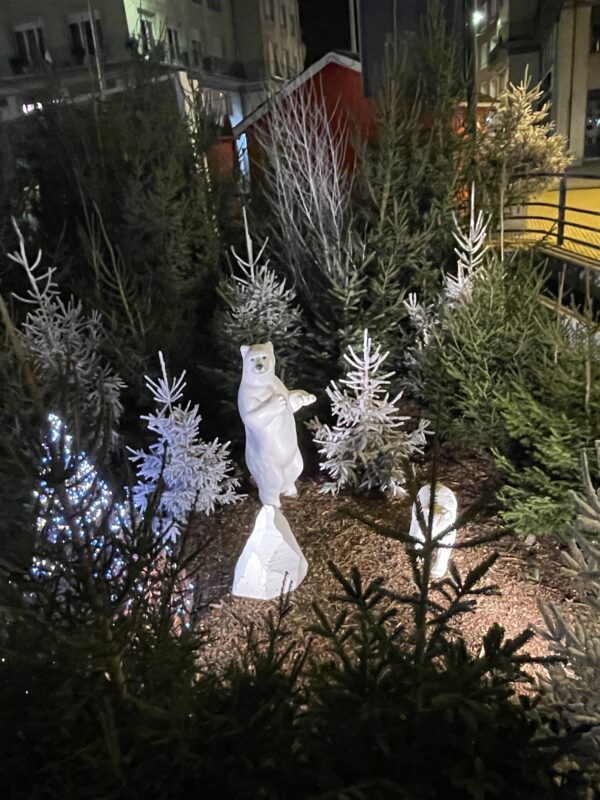 décor avec sapins et ours blanc