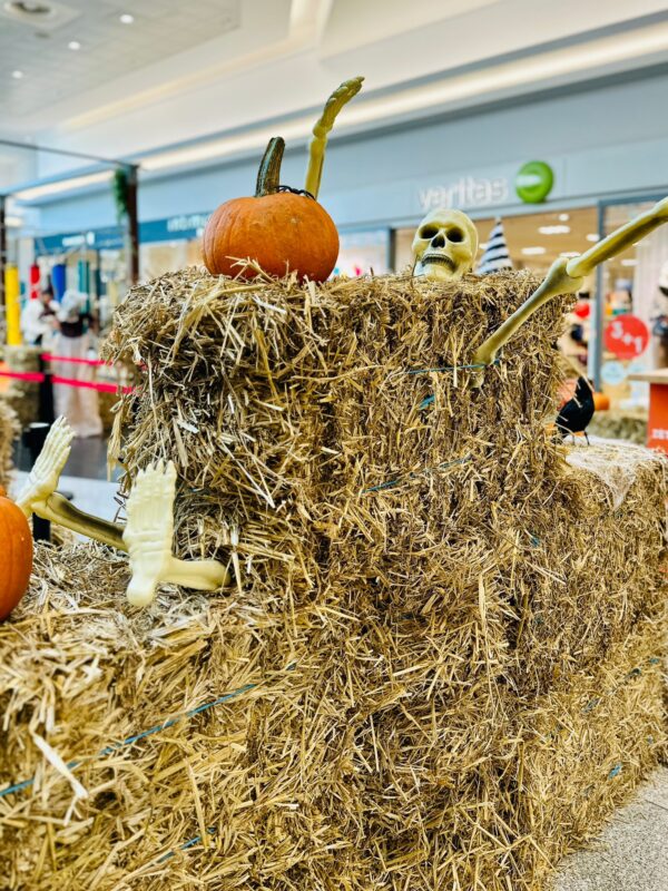 décor Halloween avec courges et bottes de foin