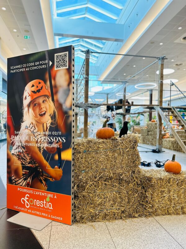 décor Halloween avec courges et bottes de foin
