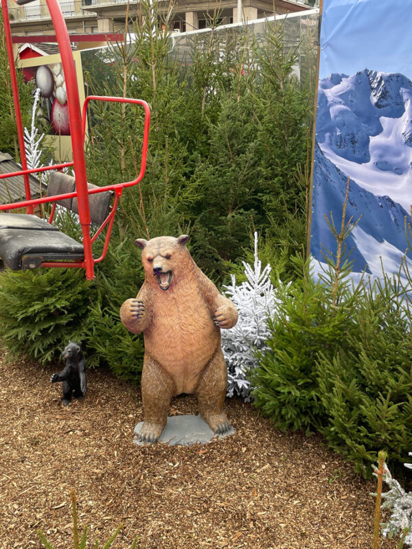 décor de montagne avec ours, sièges de téléphériques et sapins