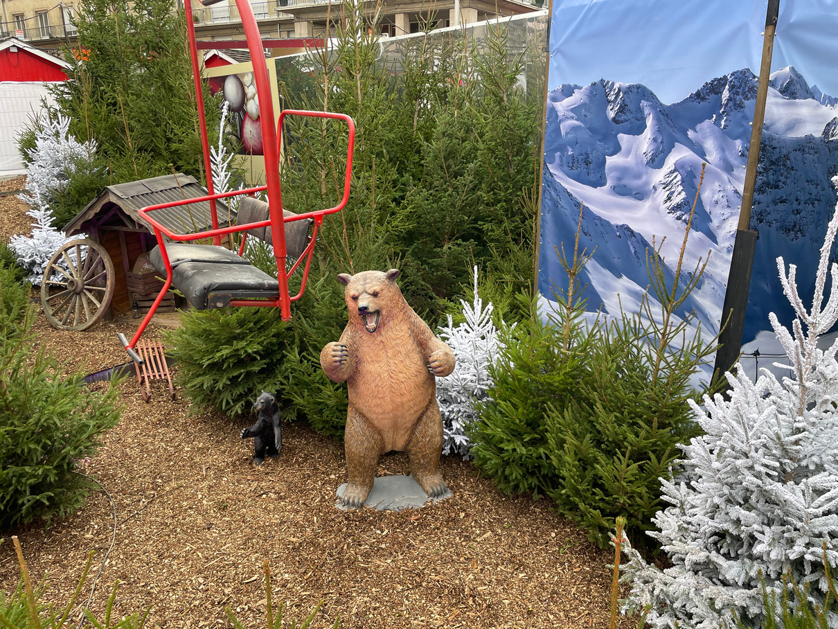 décor de montagne avec ours, sièges de téléphériques et sapins