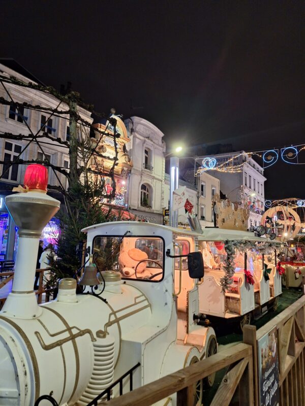train pour une décoration pour un marché de Noël féérique